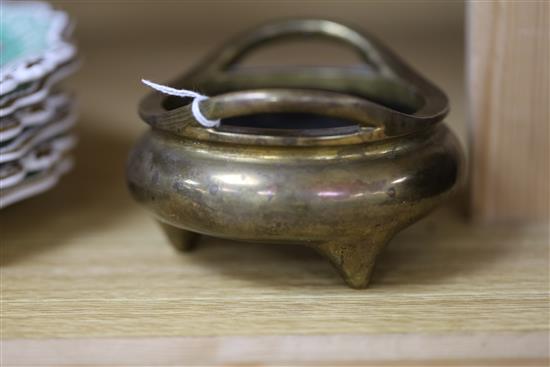 A Chinese heavy bronze censer, Xuande mark, height 7cm